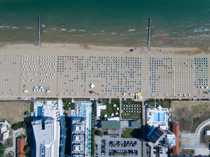Sombrillas en la playa filmadas desde un dron